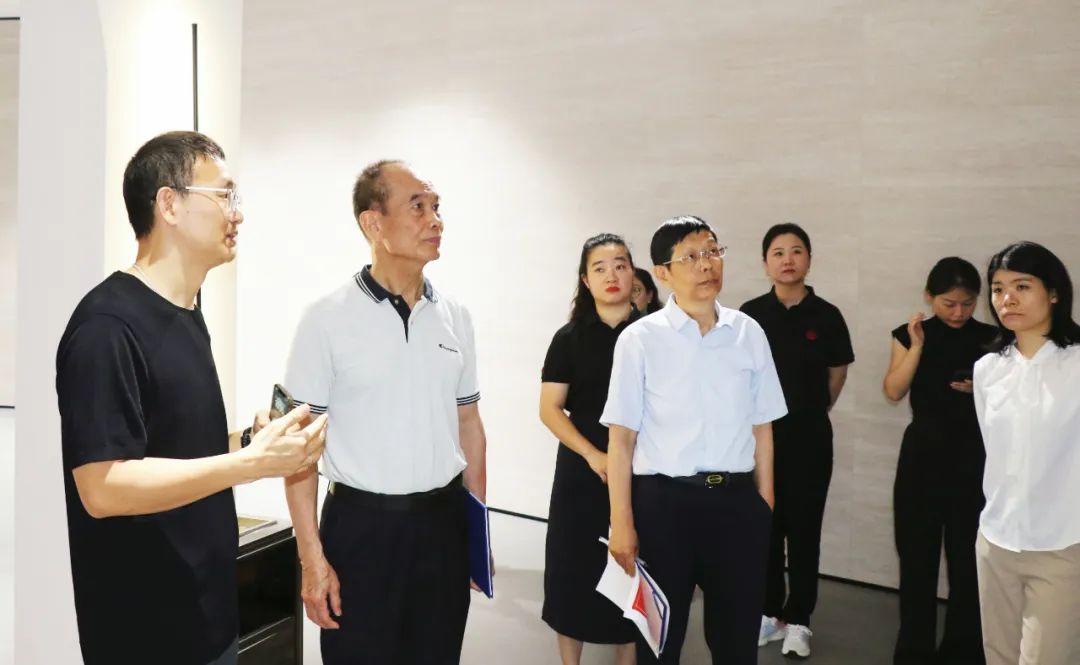 2024新銳榜專(zhuān)家評(píng)審團(tuán)蒞臨大將軍瓷磚總部考察，點(diǎn)贊品牌實(shí)力！(圖4)